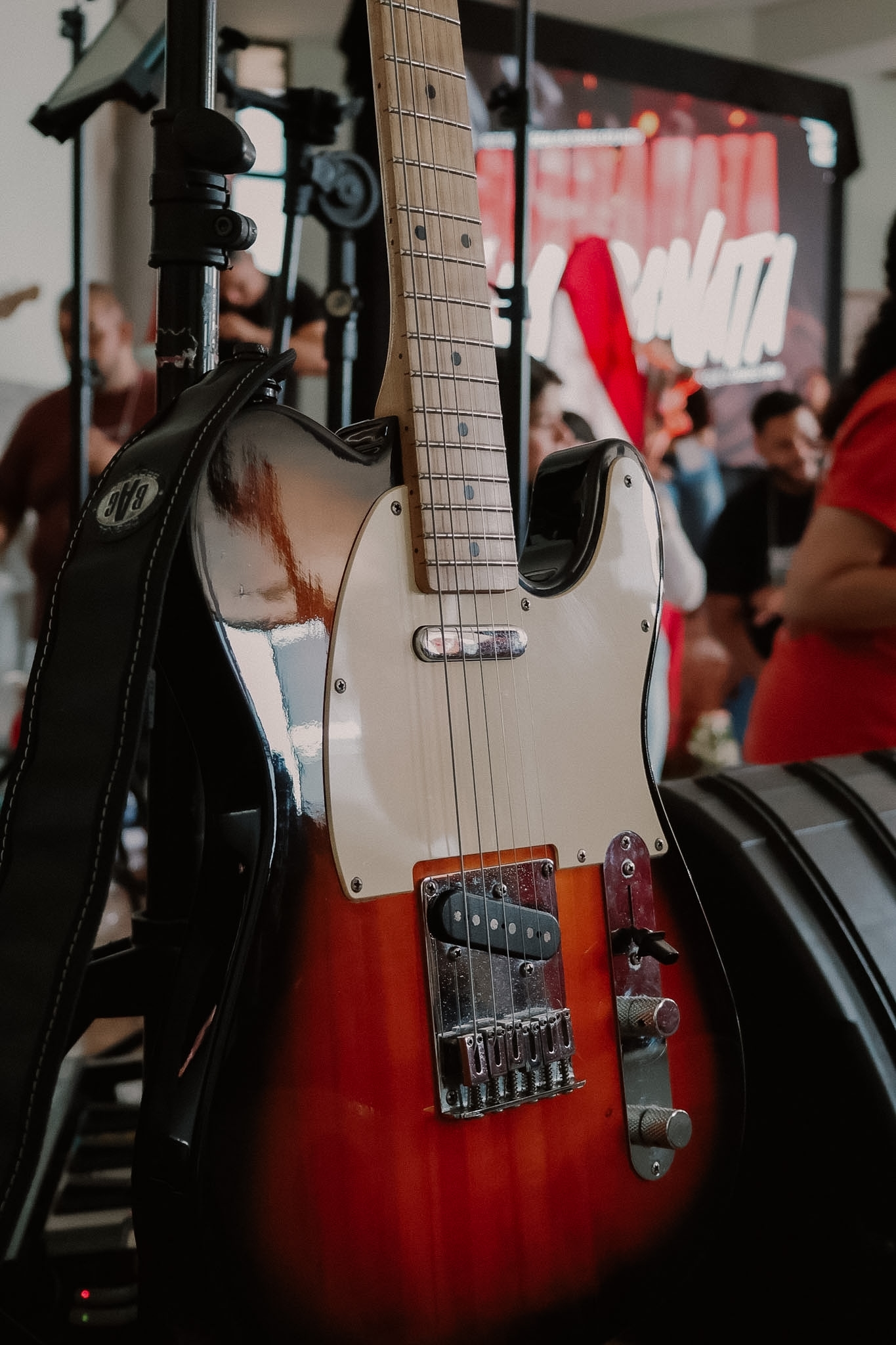 Integrante da banda do JORE tocando violão durante o louvor