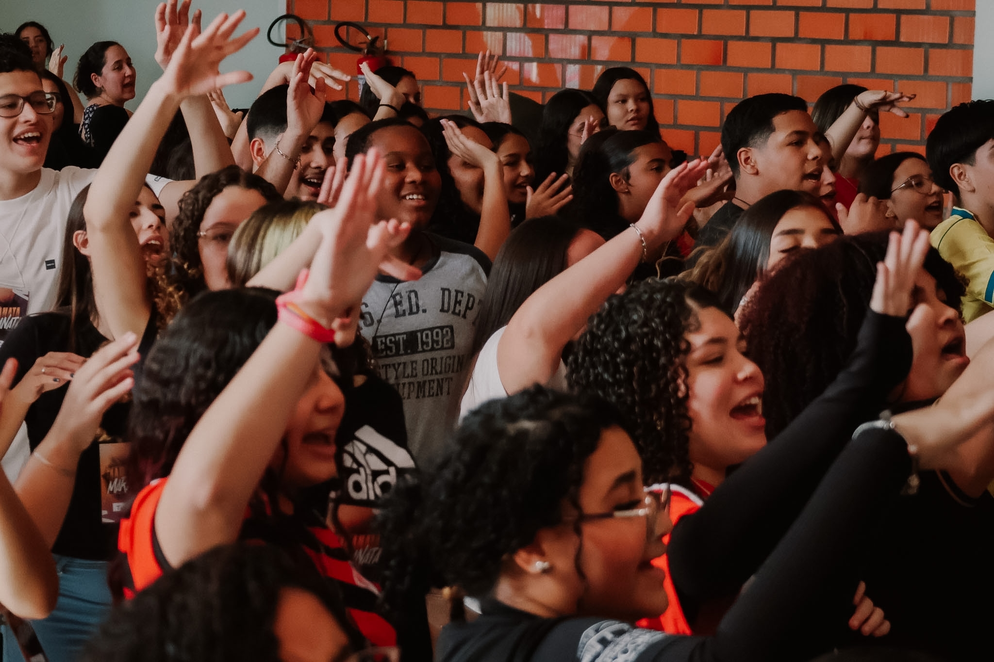 Jovens cantando juntos durante o momento de louvor