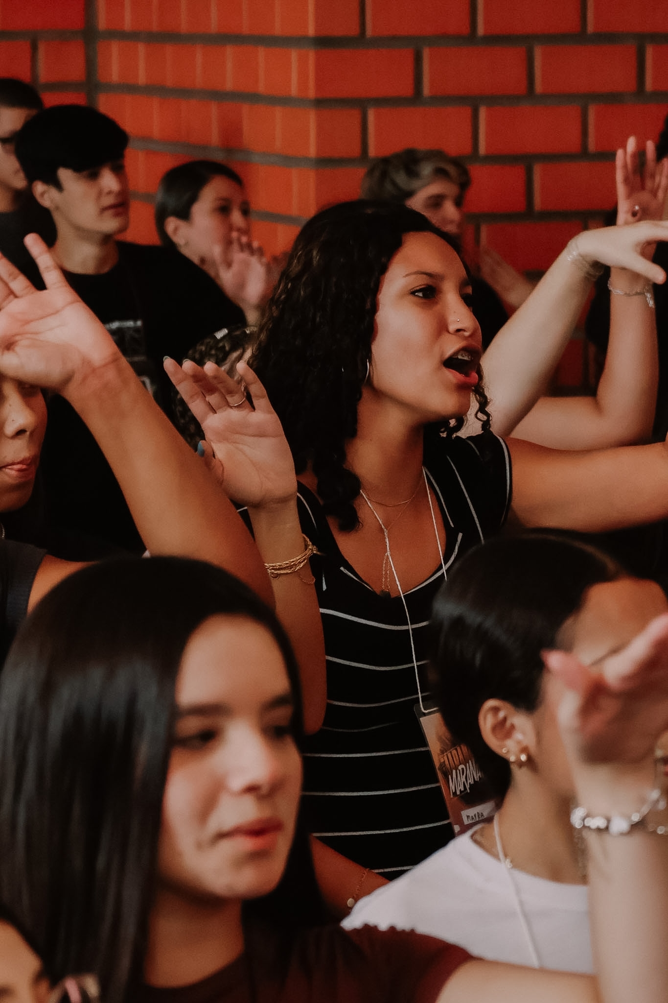Multidão de jovens reunida no encerramento do Retiro Maranata